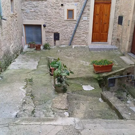 Cortile Apartment Gangi